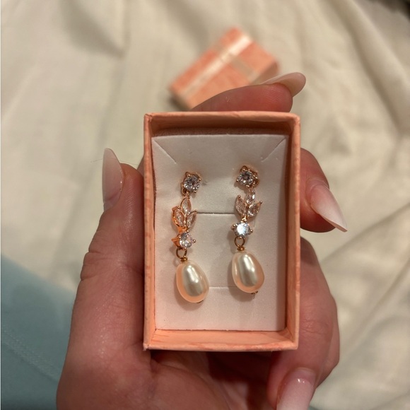 Elegant Gold and Silver Pearl Drop Earrings - Picture 3 of 4